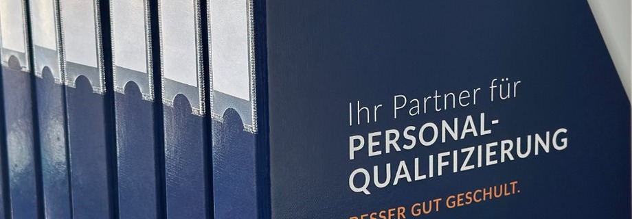 Ordner und Slogan Personalqualifizierung – Standorte von SECTOR Cert