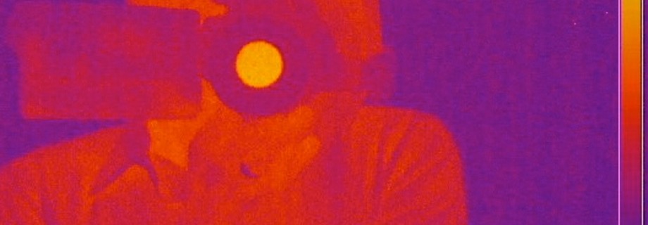 Wärmebildaufnahme einer Person mit Kamera – Thermografie (TT)